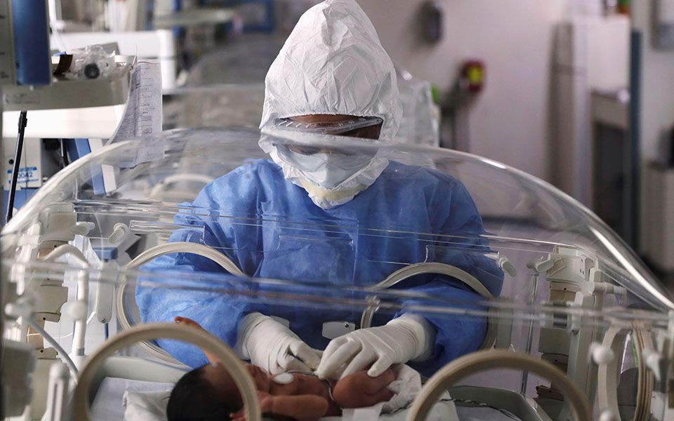 Νεογέννητα δίνουν μάχη με την Covid σε μαιευτήριο του Μεξικό-16