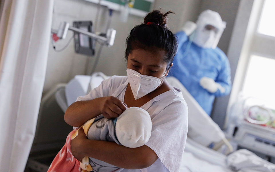 Νεογέννητα δίνουν μάχη με την Covid σε μαιευτήριο του Μεξικό-15