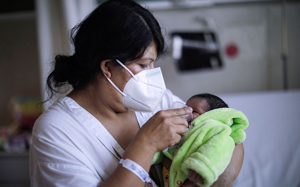 Νεογέννητα δίνουν μάχη με την Covid σε μαιευτήριο του Μεξικό-13