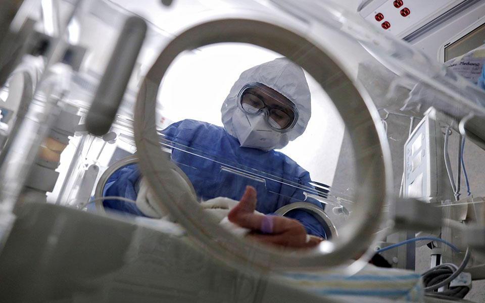 Νεογέννητα δίνουν μάχη με την Covid σε μαιευτήριο του Μεξικό-4