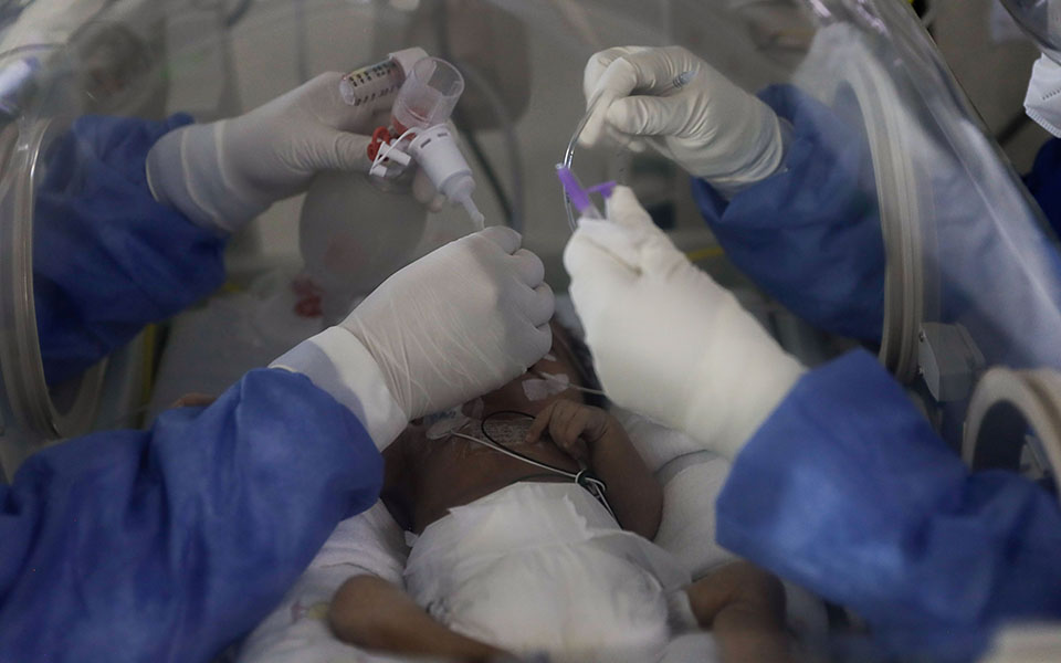 Νεογέννητα δίνουν μάχη με την Covid σε μαιευτήριο του Μεξικό-7