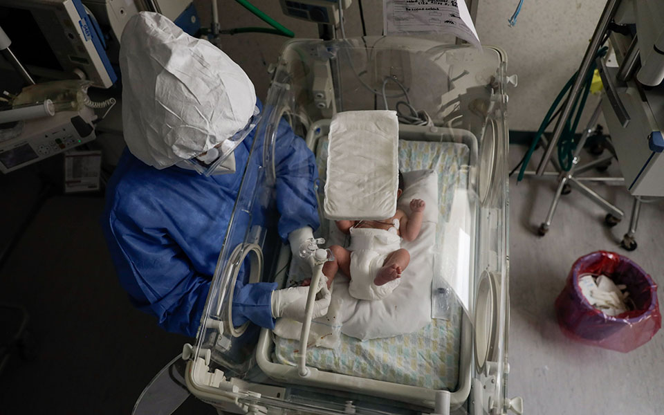 νεογέννητα-δίνουν-μάχη-με-την-covid-σε-μαιε-561259042