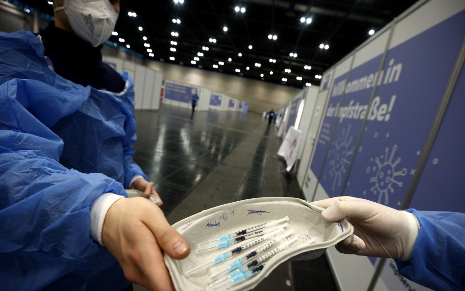 ανεβάζουν-ταχύτητα-οι-εμβολιασμοί-561256897