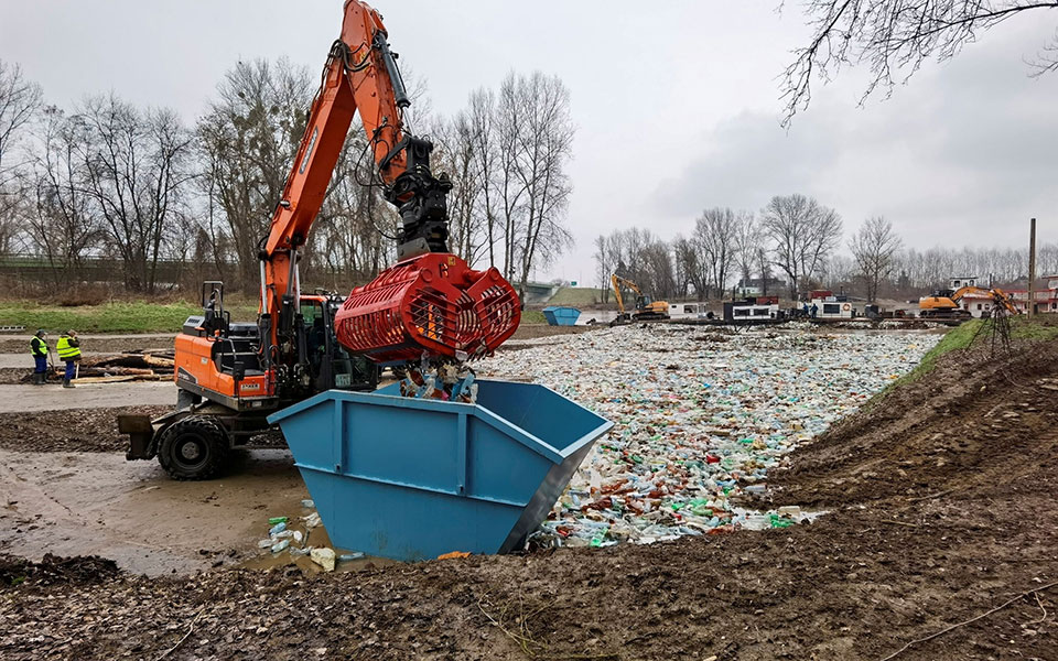 Ποτάμια εισαγόμενου πλαστικού από τις πλημμύρες στην Ουγγαρία-1
