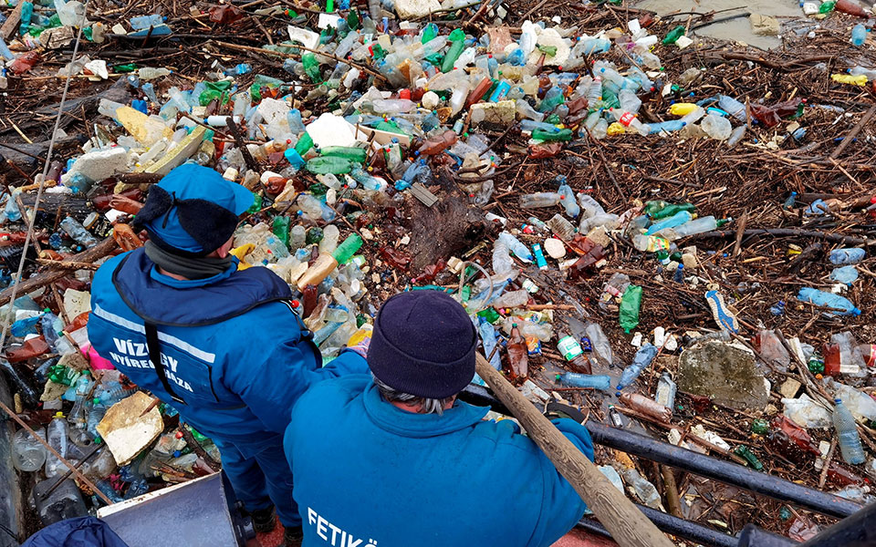 Ποτάμια εισαγόμενου πλαστικού από τις πλημμύρες στην Ουγγαρία-2