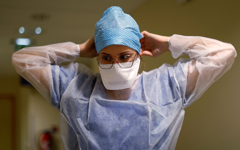 σε-ρυθμό-lockdown-ο-ιός-1-327-νέα-κρούσματα-22-θάνατο-561260968