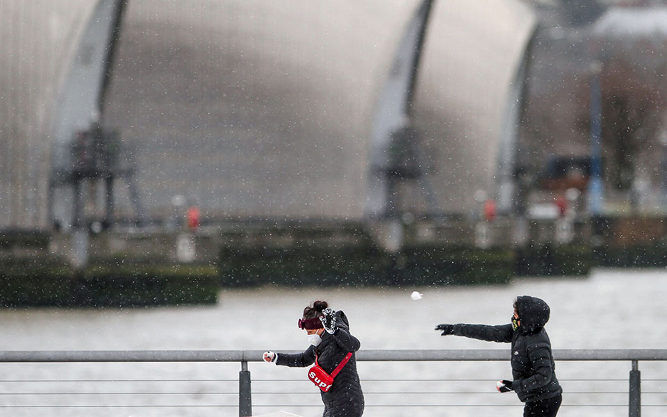 Ψυχρή εισβολή έντυσε στα λευκά την Ευρώπη (εικόνες)-12