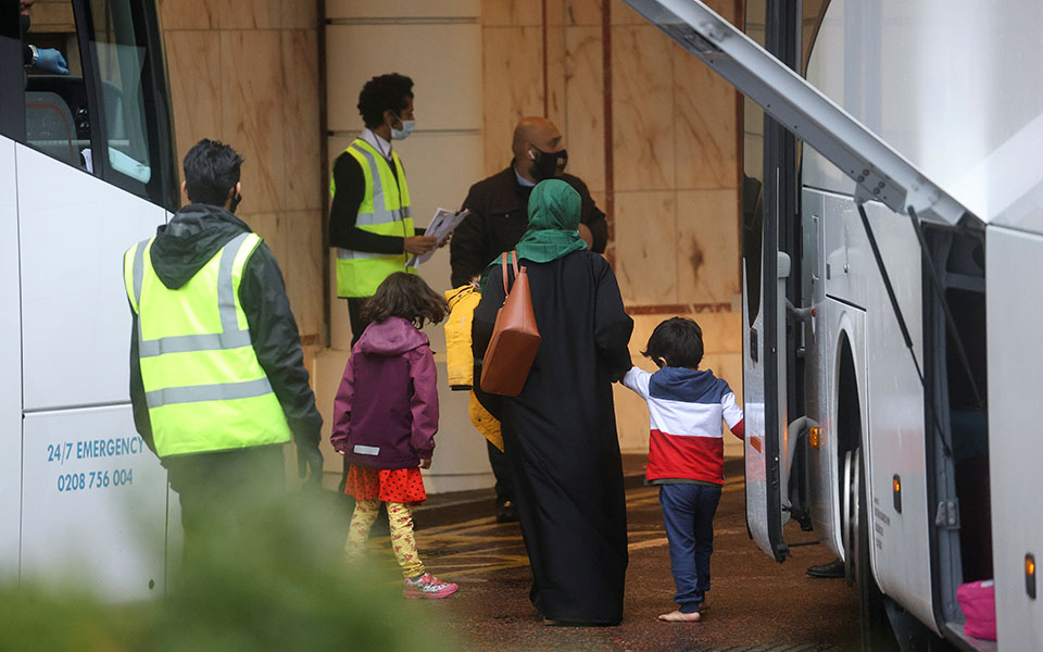 Βρετανία: Τα δωμάτια στα ξενοδοχεία καραντίνας «είναι σαν φυλακή» (εικόνες)-1