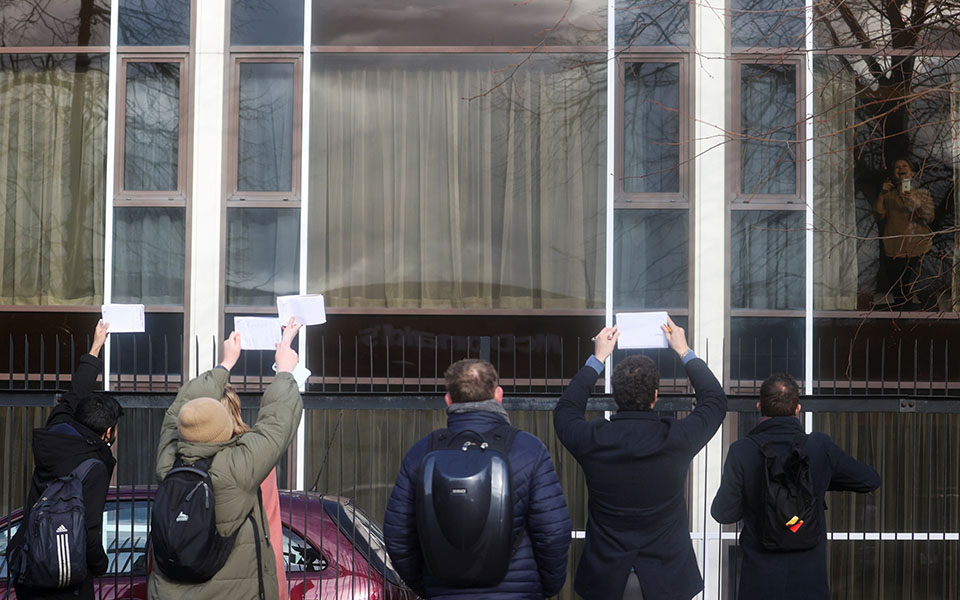 Βρετανία: Τα δωμάτια στα ξενοδοχεία καραντίνας «είναι σαν φυλακή» (εικόνες)-2