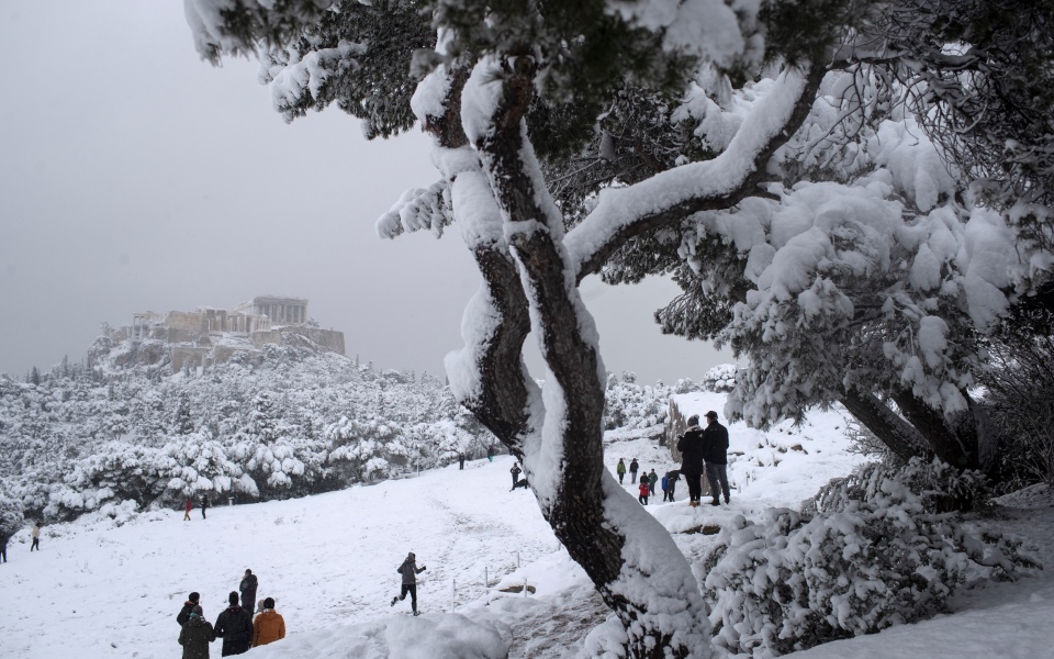 οι-ξένοι-πρέσβεις-απολαμβάνουν-το-χιο-561266296