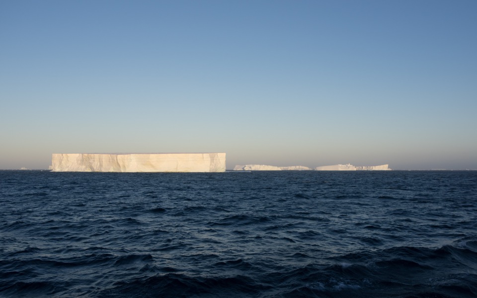 γιγαντιαίο-παγόβουνο-που-αποκολλήθη-561270310
