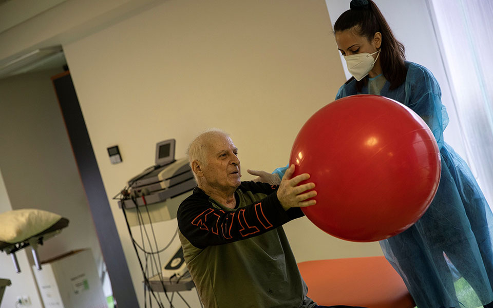 50 ημέρες σκοτάδι: Ο μακρύς δρόμος ανάρρωσης από βαριά Covid-4