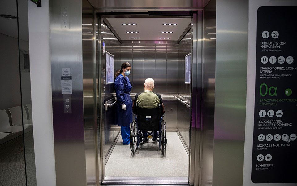 50 ημέρες σκοτάδι: Ο μακρύς δρόμος ανάρρωσης από βαριά Covid-1