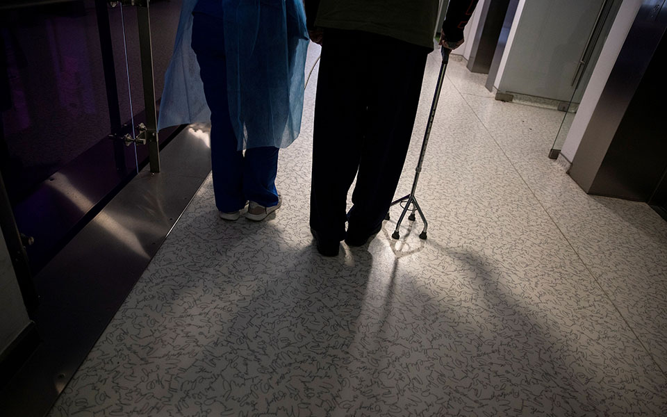 50 ημέρες σκοτάδι: Ο μακρύς δρόμος ανάρρωσης από βαριά Covid-2