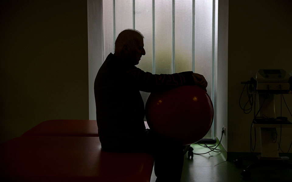 50 ημέρες σκοτάδι: Ο μακρύς δρόμος ανάρρωσης από βαριά Covid-11