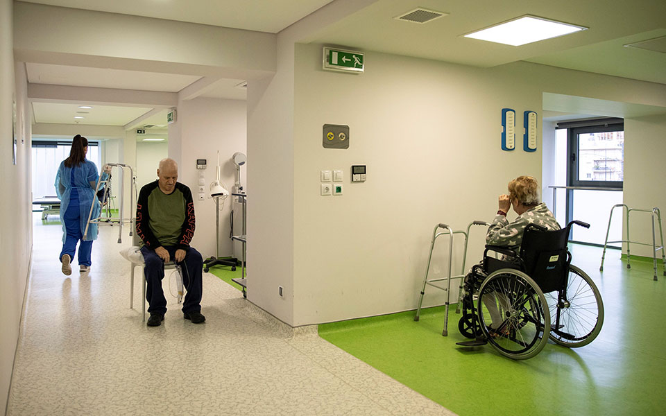 50 ημέρες σκοτάδι: Ο μακρύς δρόμος ανάρρωσης από βαριά Covid-3