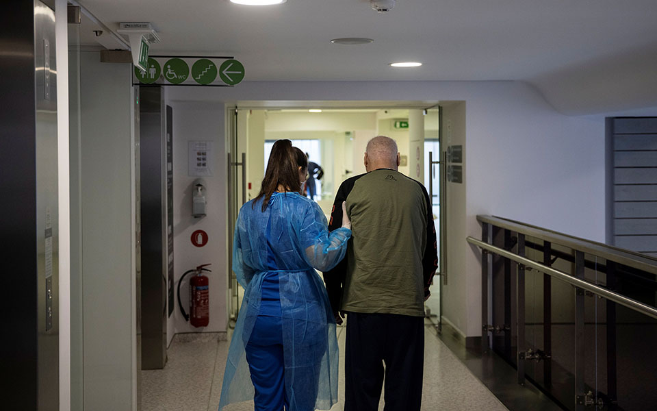 50 ημέρες σκοτάδι: Ο μακρύς δρόμος ανάρρωσης από βαριά Covid-9