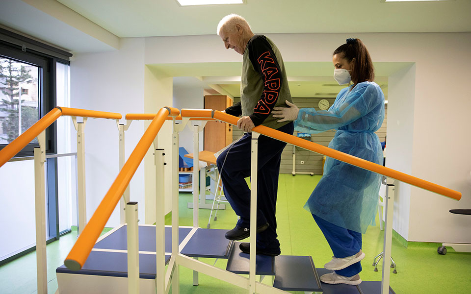 50 ημέρες σκοτάδι: Ο μακρύς δρόμος ανάρρωσης από βαριά Covid-8