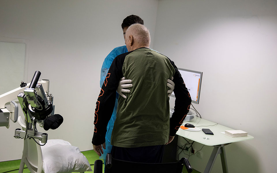 50 ημέρες σκοτάδι: Ο μακρύς δρόμος ανάρρωσης από βαριά Covid-12