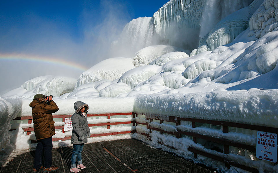 Τα «παιχνίδια» της ίριδας στον παγωμένο Νιαγάρα-12
