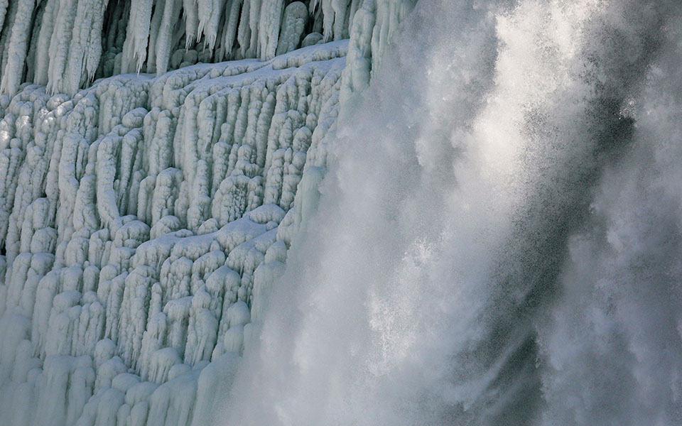 Τα «παιχνίδια» της ίριδας στον παγωμένο Νιαγάρα-8