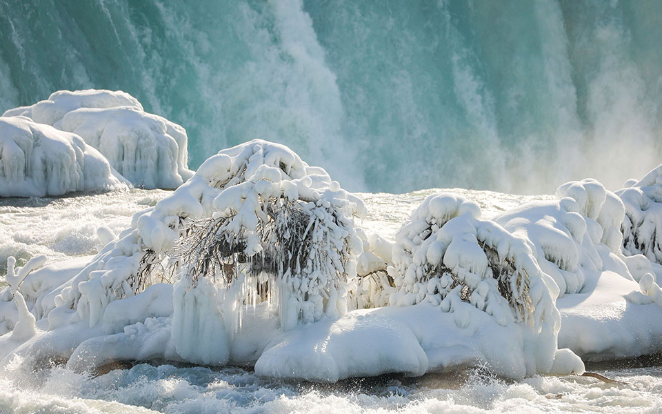 Τα «παιχνίδια» της ίριδας στον παγωμένο Νιαγάρα-10