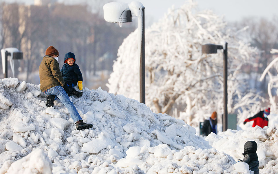 Τα «παιχνίδια» της ίριδας στον παγωμένο Νιαγάρα-7