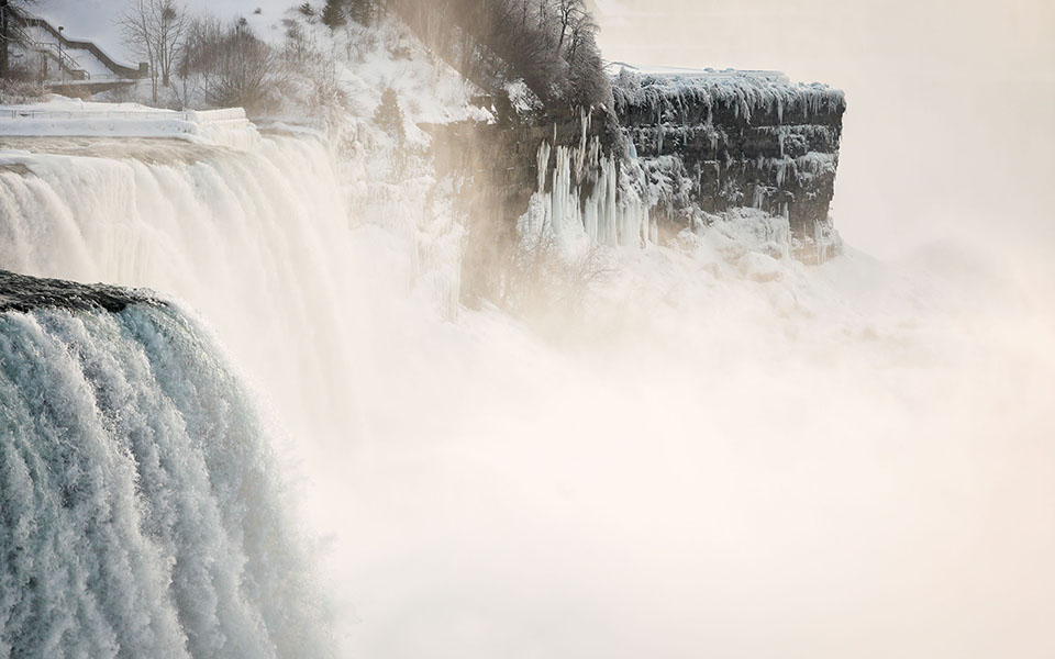 Τα «παιχνίδια» της ίριδας στον παγωμένο Νιαγάρα-2