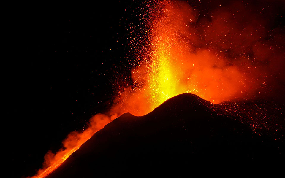 Η έκρηξη της Αίτνας φώτισε τον ουρανό της Σικελίας (φωτογραφίες)-10