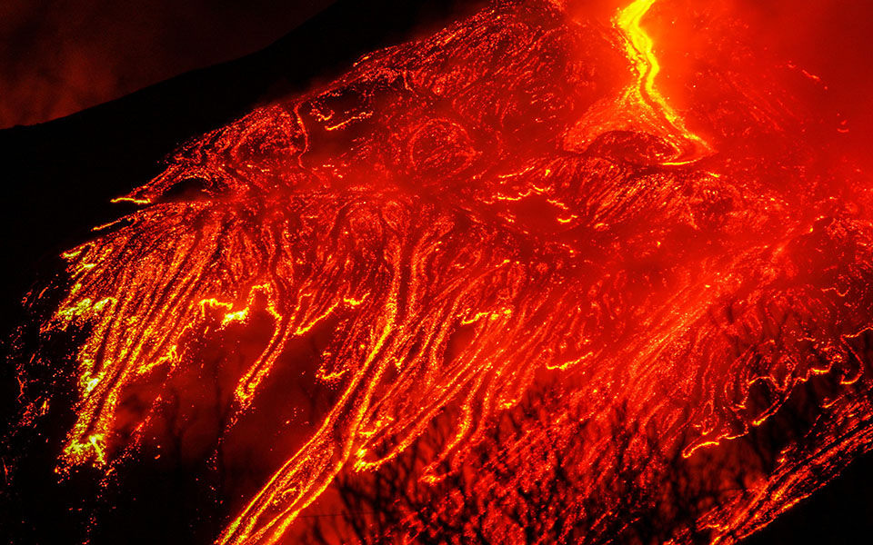 Η έκρηξη της Αίτνας φώτισε τον ουρανό της Σικελίας (φωτογραφίες)-7