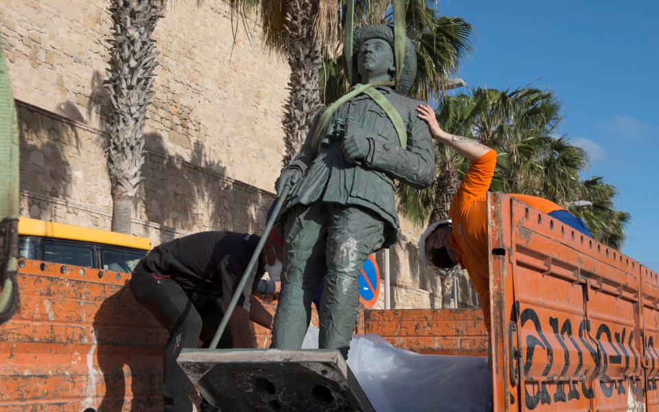 ισπανία-αποκαθηλώθηκε-το-τελευταίο-ά-561274540