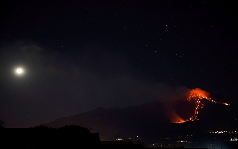 Η έκρηξη της Αίτνας φώτισε τον ουρανό της Σικελίας (φωτογραφίες)-5