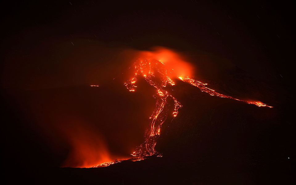 η-έκρηξη-της-αίτνας-φώτισε-τον-ουρανό-τ-561274864