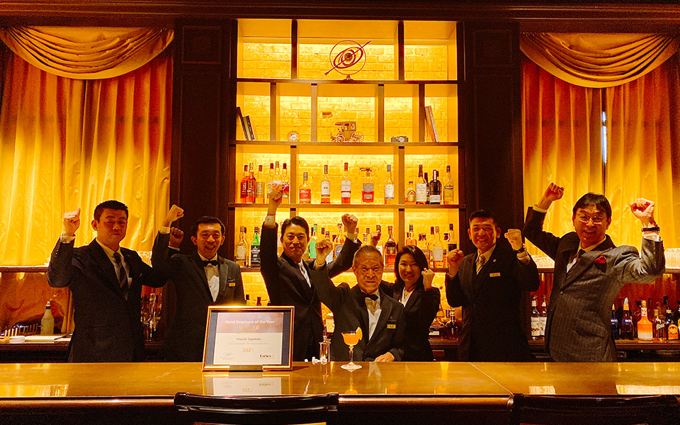 bartender-ετών-80-υπάλληλος-της-χρονιάς-561276397