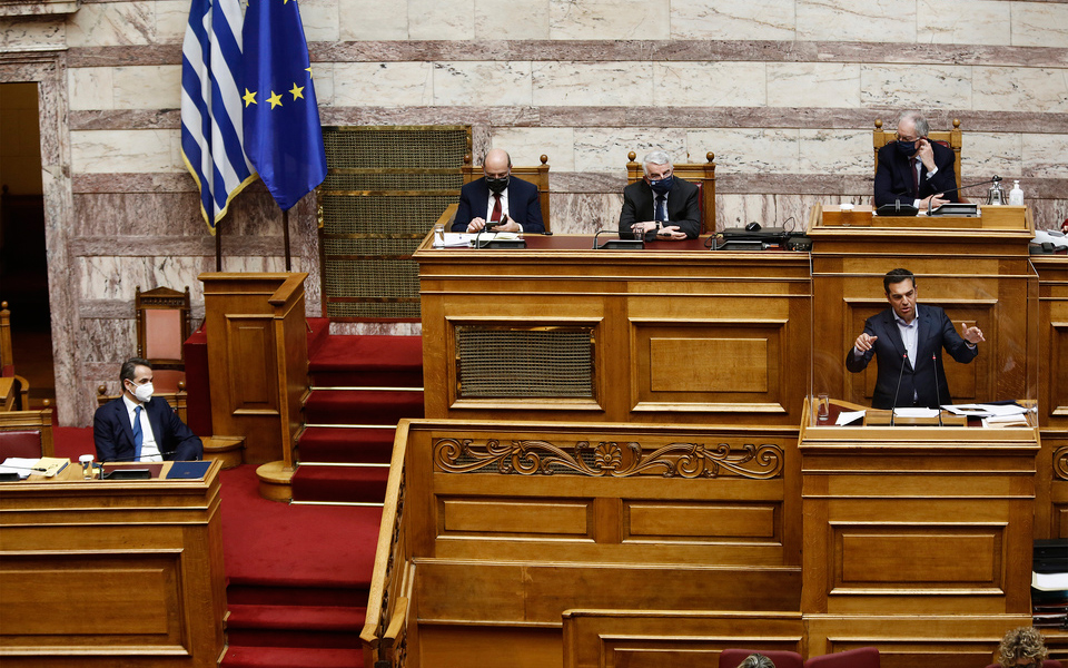 μετωπική-με-φόντο-το-ελληνικό-metoo-561277141