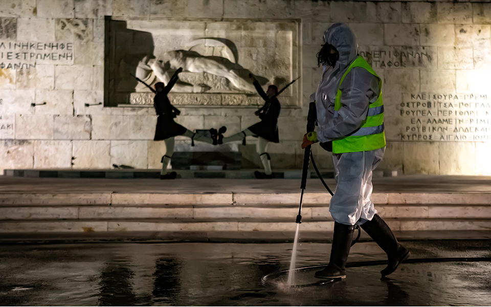 σε-τεντωμένο-σκοινί-μεταξύ-τρίτου-κ-561250537