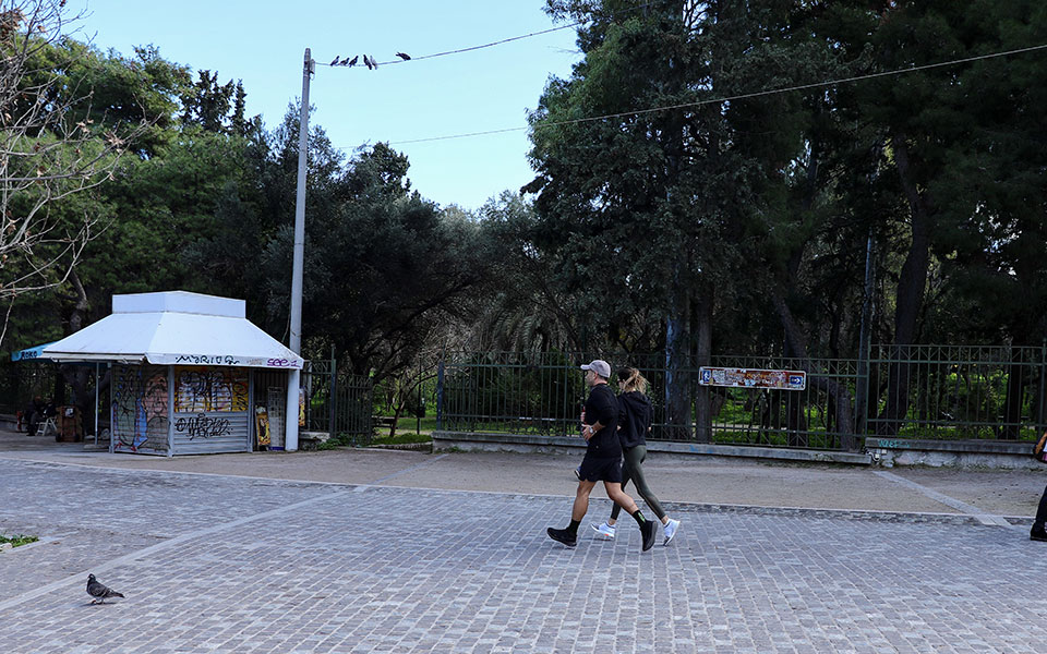 Άδειασε το κέντρο, γέμισαν οι παραλίες-1