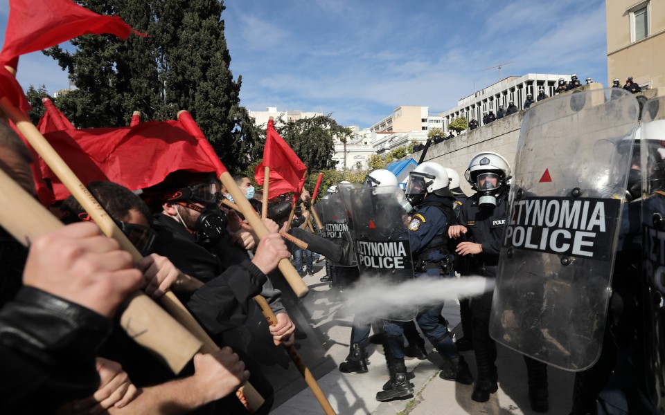 ένταση-στις-διαδηλώσεις-σε-αθήνα-και-θ-561259345