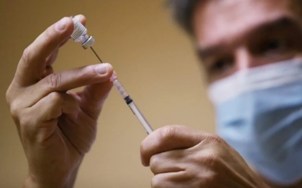 ηλ-μόσιαλος-το-εμβόλιο-της-johnson-johnson-παρέχε-561275815