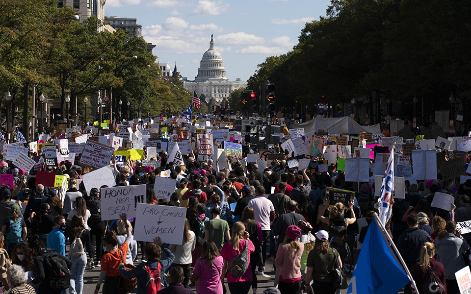 το-ελληνικό-metoo-με-το-βλέμμα-στις-ηπα-561262213