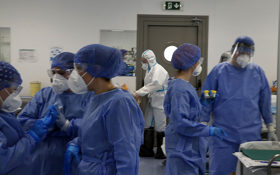 «Δεν σε είδα, δεν σε ξέρω»: Οι αφανείς ήρωες των ΜΕΘ-12