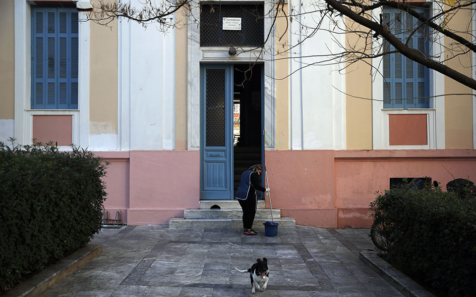 δια-ζώσης-τα-μαθήματα-σε-γυμνάσια-και-λ-561248152