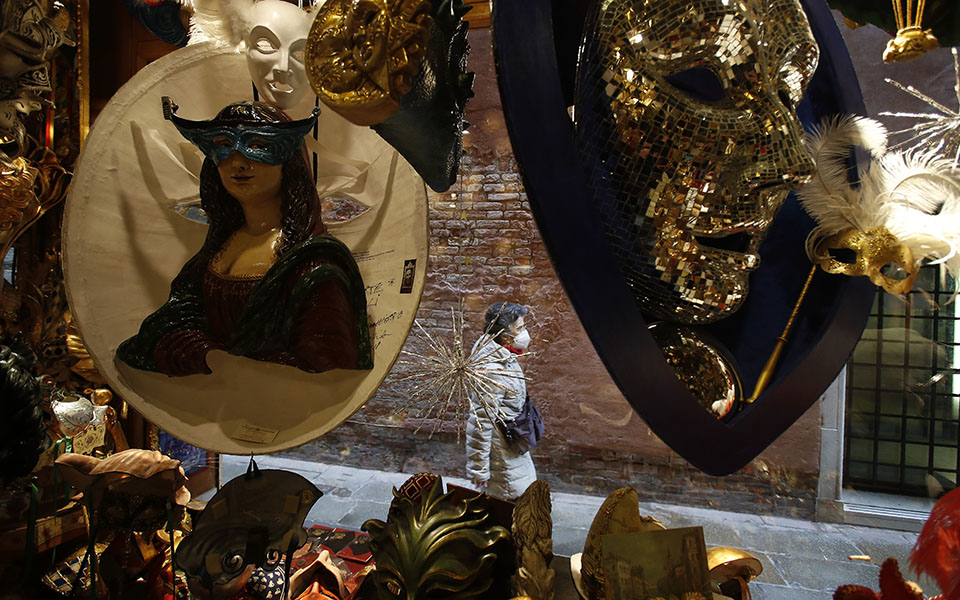 Βενετία: Όλοι φορούν μάσκες, αλλά όχι για το καρναβάλι-8
