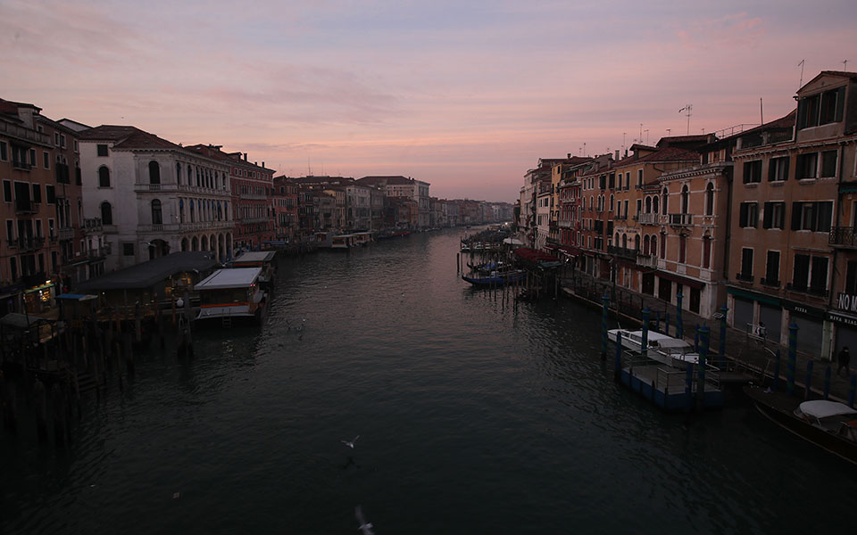 Βενετία: Όλοι φορούν μάσκες, αλλά όχι για το καρναβάλι-14
