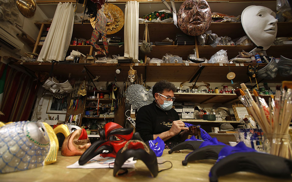 Βενετία: Όλοι φορούν μάσκες, αλλά όχι για το καρναβάλι-1