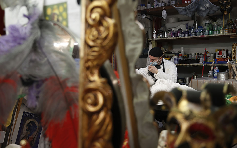 Βενετία: Όλοι φορούν μάσκες, αλλά όχι για το καρναβάλι-16