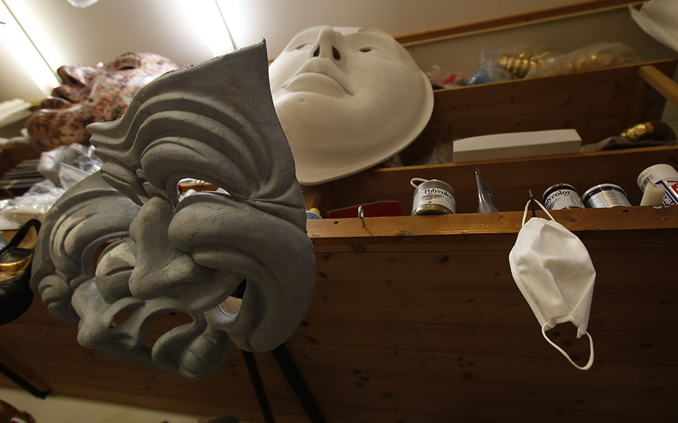 Βενετία: Όλοι φορούν μάσκες, αλλά όχι για το καρναβάλι-9