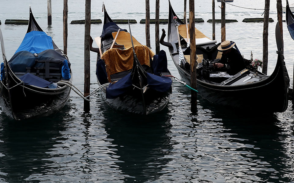 Βενετία: Όλοι φορούν μάσκες, αλλά όχι για το καρναβάλι-12