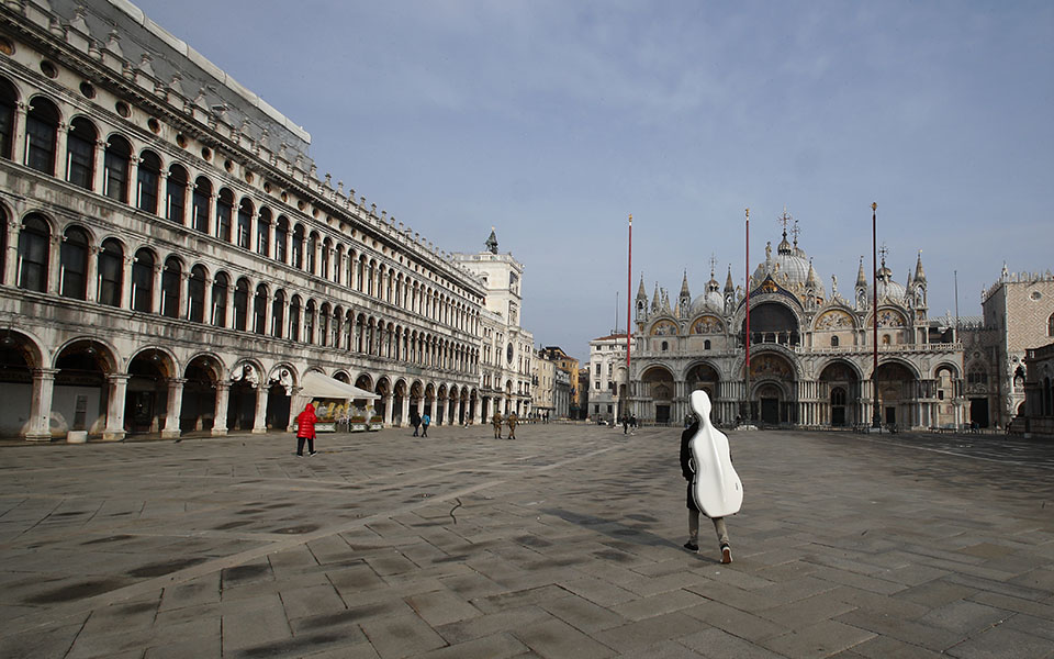 Βενετία: Όλοι φορούν μάσκες, αλλά όχι για το καρναβάλι-2