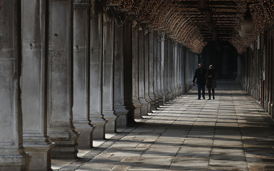 Βενετία: Όλοι φορούν μάσκες, αλλά όχι για το καρναβάλι-7